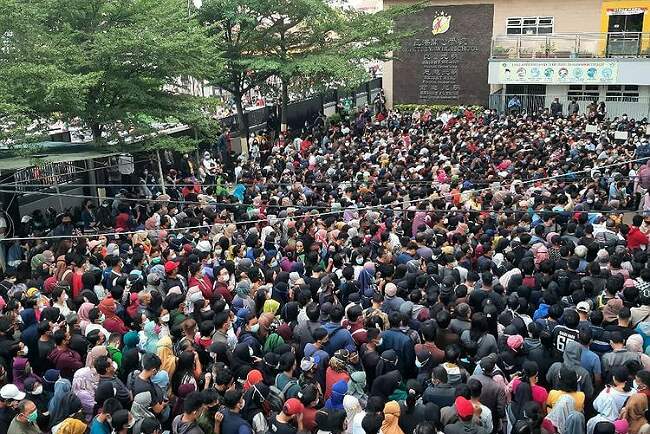 Viral Video Antrian Vaksin Membeludak di SMP-SMA Maitreyawira Palembang