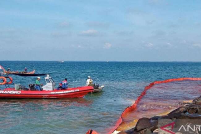 Kapal Minyak Pertamina Bocor di Perairan Lhokseumawe