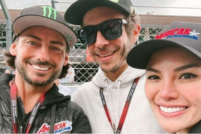 Nikita Mirzani Pamer Pose Bareng Valentino Rossi dan John Hopkins