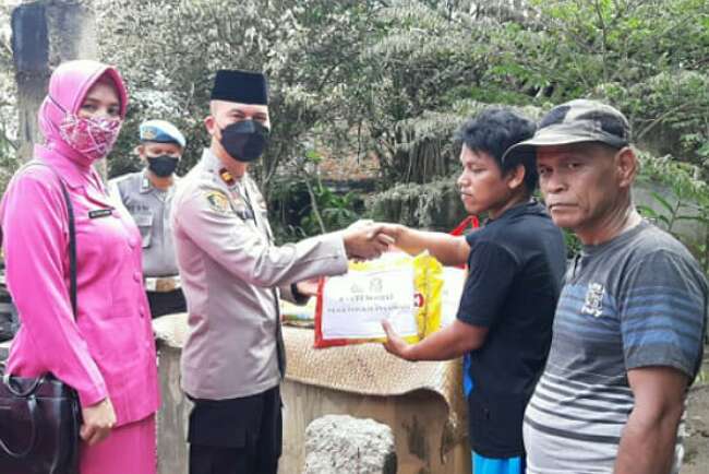 Polsek Pangkalan Lampam Beri Bantuan Korban Kebakaran