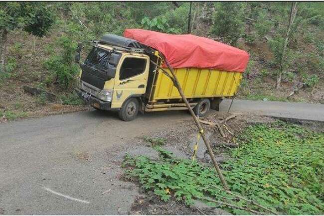 Akses Pobar Empat Lawang Parah, Setengah Badan Jalan Amblas