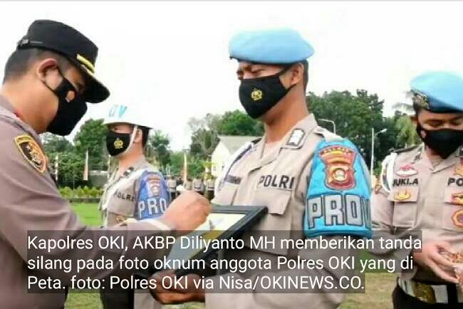 Foto Anggota yang Dipecat Diberi Tanda Silang Oleh Kapolres