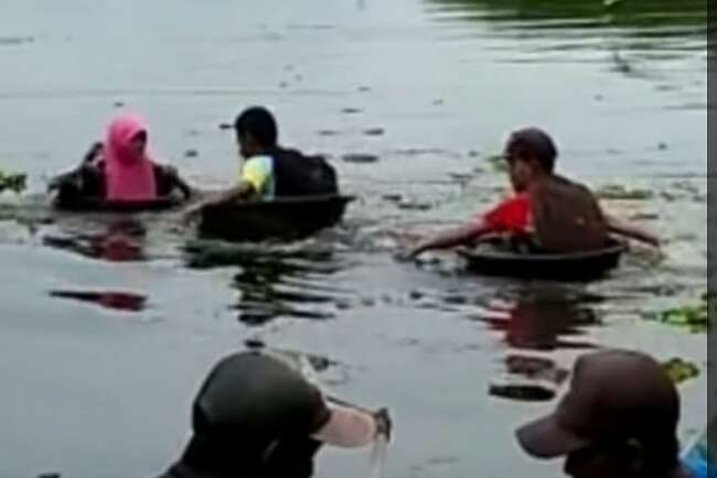 Viral Anak-anak Naik Baskom Demi Bisa Sekolah