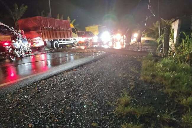 Tiga Tiang Listrik di Jalintim Indralaya-Tanjung Raja Roboh Ditabrak Fuso