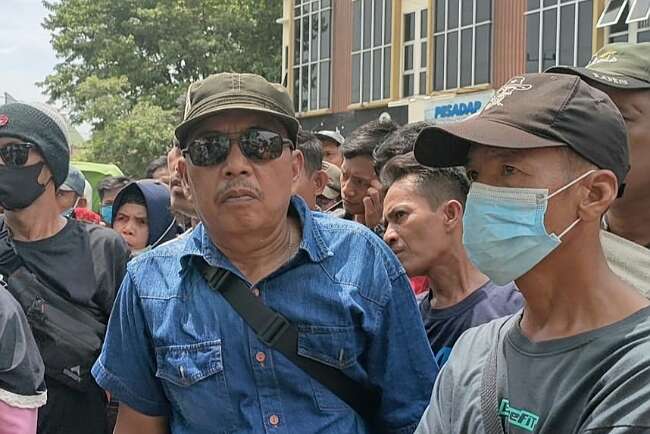 Upah dan THR Tak Kunjung Dibayar, Ratusan Buruh Gelar Aksi di Depan Kantornya