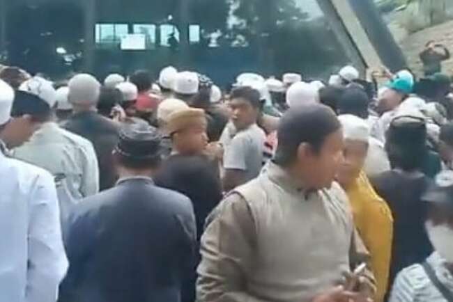 Viral Video Ratusan Orang Geruduk Eks Holywings Bogor Sambil Bersholawat