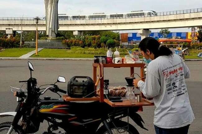 Motor Tua Disulap Jadi Kedai Kopi, Nikmati Sensasinya