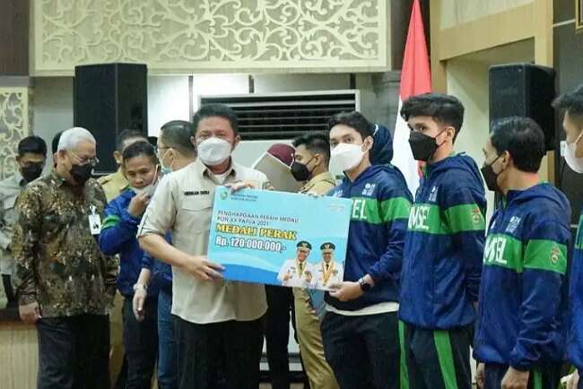 Herman Deru Bagikan Bonus Atlet Peraih Medali PON dan Peparnas Papua