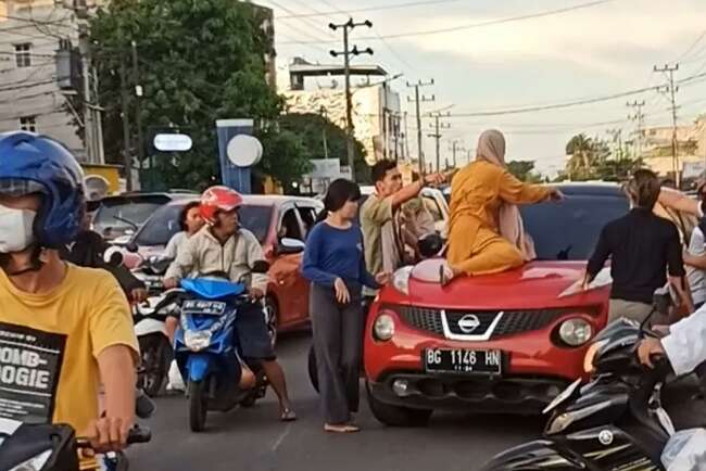 Viral Video Wanita Naik Kap Mobil, ini Penjelasan Kapolres