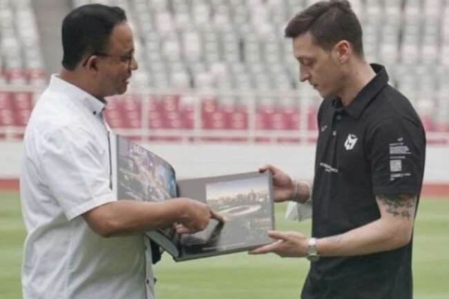 Bersama Anies Baswedan, Mesut Ozil Gelar Coaching Clinic di Gelora Bung Karno