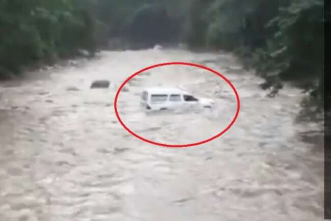 Viral Video Ambulans Seberangi Sungai Antarkan Jenazah, Nyaris Tenggelam