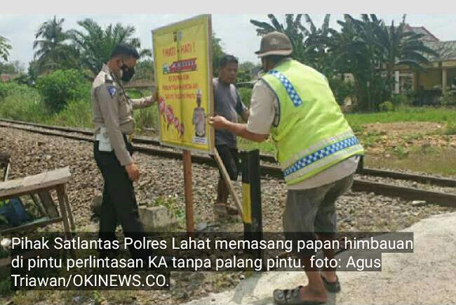 Satlantas Polres Lahat Pasang Rambu Peringatan di Perlintasan KA Tanpa Palang Pintu