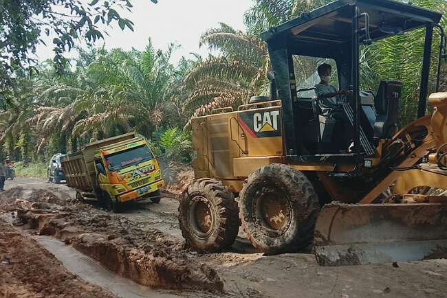 Bupati Bawa Alat Tinjau Jalan Rusak