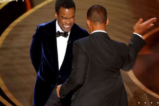 Istri Bukan Guyonan, Will Smith Tampar Chris Rock di Panggung Oscar 2022