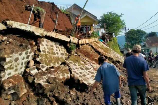 Tembok Lima Meter Ambrol, Lapak PKL Ikut Jatuh