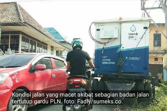 Gardu PLN di 1 Ulu Kok ‘Makan Badan’ Jalan, Bikin Macet dan …