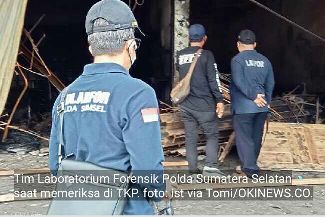 Tim Lab Forensik Polda Sumsel Ambil Kabel di Ruko Terbakar Menewaskan 3 Orang