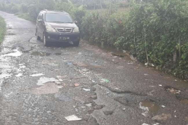 Drainase Tak Berfungsi, Jalan Berlobang