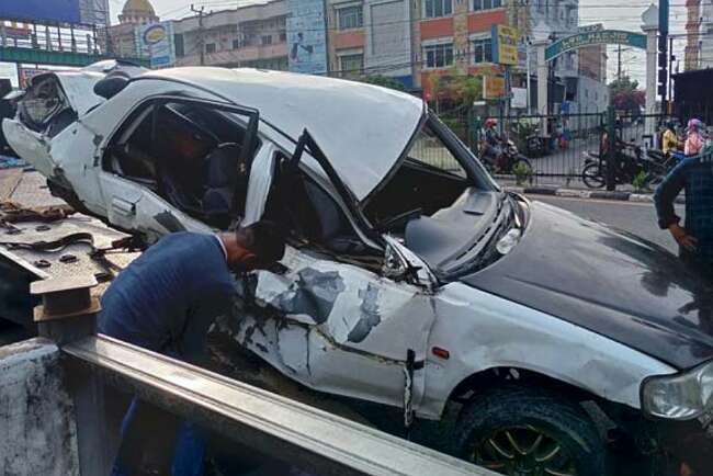 Ngebut, Honda Civic Ringsek Hantam Trotoar di Depan Mal PTC