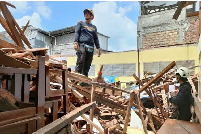 Waduh, Sekolah Ini Ambruk Akibat Bangunan Lapuk