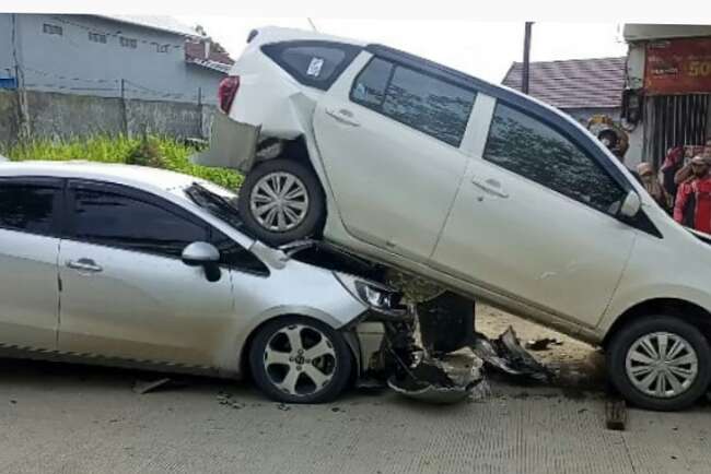 Tabrakan Beruntun 4 Mobil, Kondisinya Seperti Tampak di Foto