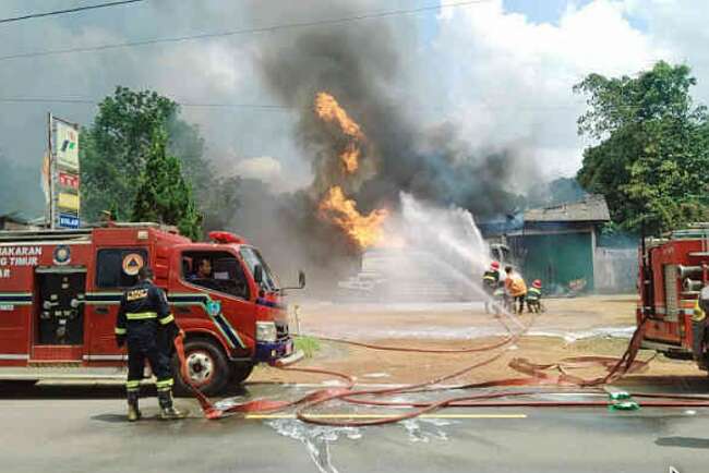 Mobil Tangki Pertamina & APMS Terbakar, 6 Orang Dilarikan ke RSUD Beltim