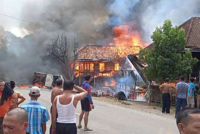 Mobil Minyak Terbakar, Api Merambat Hanguskan 5 Rumah Warga