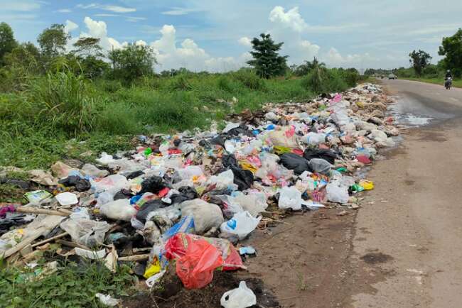 Jorok, Sampah Menumpuk di Pinggir Jalan Lingkar Selatan Banyuasin