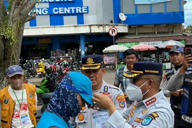 Juru Parkir Pasar Kayuagung Terima Rompi