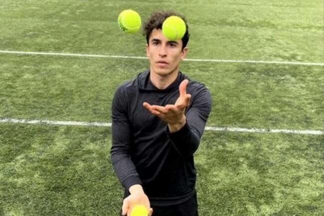 Marc Marquez Juggling Bola Tenis untuk Terapi Mata