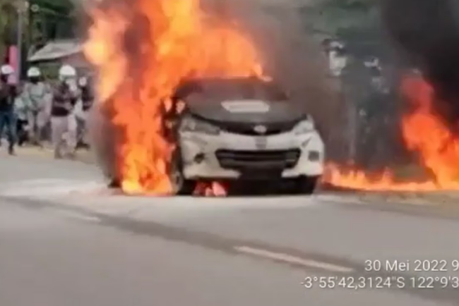 Berhenti Sambil Menelpon Dekat SPBU, Mendadak Mobil Avanza Terbakar