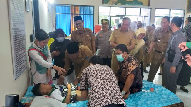 Bakti Sosial HKSN Dinas Sosial Diwarnai Isak Tangis, 100 Anak Kurang Mampu Dikhitan Massal