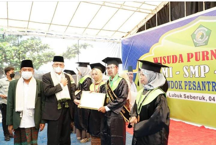 Wagub Mawardi Yahya Hadiri Wisuda Akbar Ash – Syiddiqiyah Lempuing Jaya