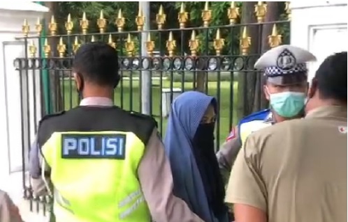 Todongkan Pistol ke Paspampres, Wanita Terobos Pintu Istana Merdeka