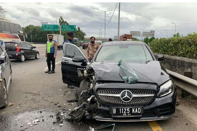 Sopir Mercy Lawan Arah di Tol, Tabrak Innova dan Mobilio