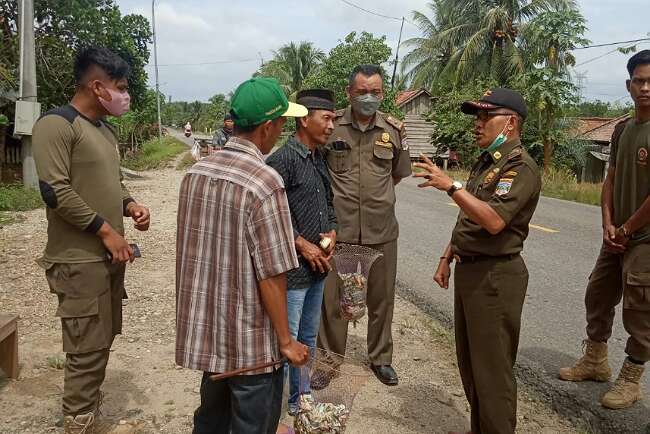 Pol PP Bubarkan Warga Minta Sumbangan Masjid