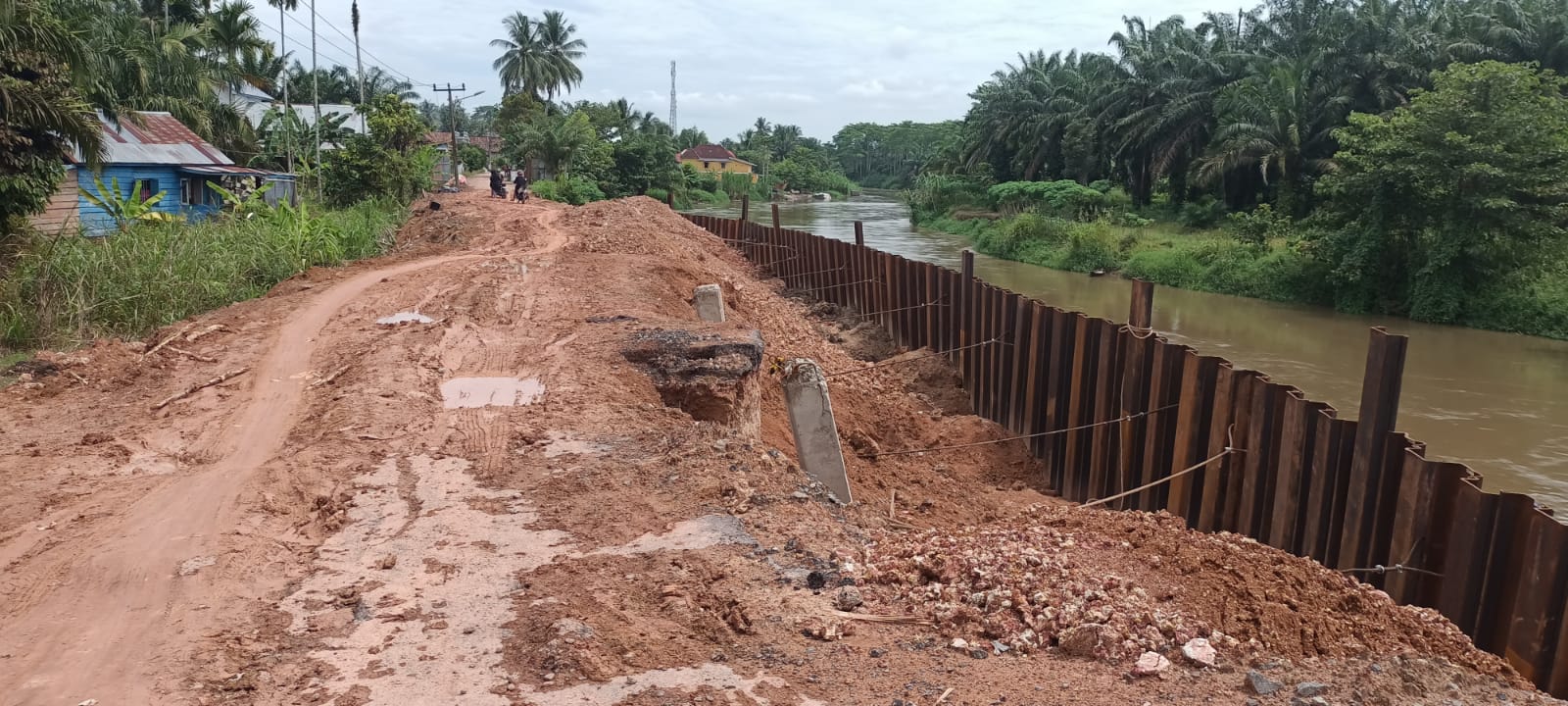 Warga Keluhkan Lambannya Pembangunan Tembok Penahan Tanah di Desa Muara Baru