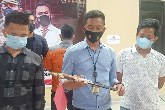 Security Ancam Wartawan Pakai Golok