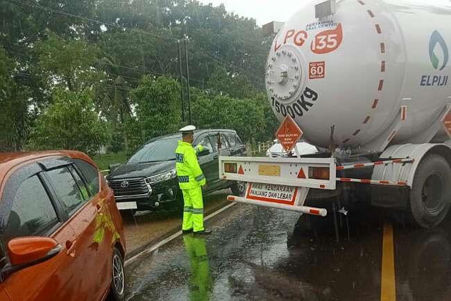 Truk Tangki Melintang, Jalintim Palembang-Betung Macet