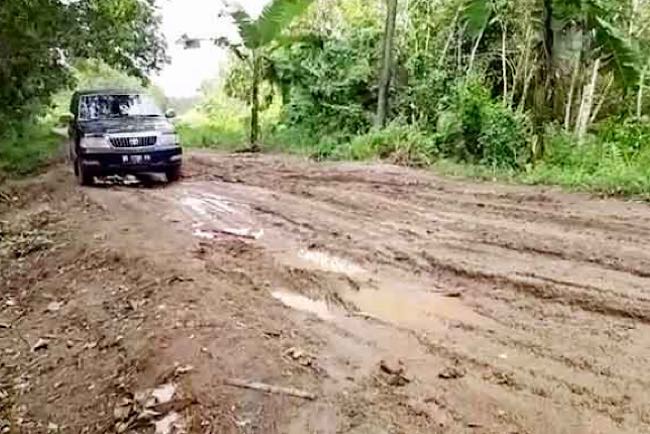 Tak Bertahan Lama, Jalan Lintas Kecamatan Tanjung Raja Lubuk Keliat dan Muara Kuang Ogan Ilir Jadi ‘Bubur’