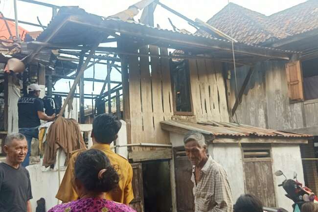 Rumah Sopir Pemadam Kebakaran Hangus Terbakar