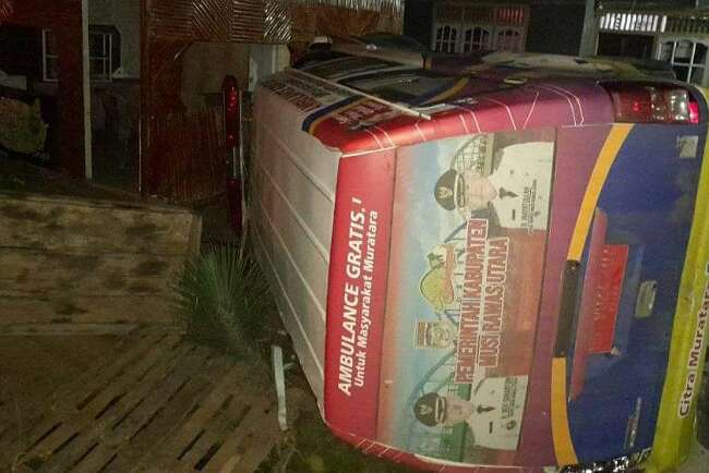 Ambulance Tabrak Rumah Warga