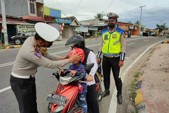 Polres OKU Selatan Bagikan Helm Gratis Pada Anak-Anak