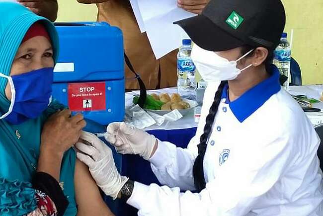 Kebut Vaksinasi, Bupati OKI Target 5.000 Orang Disuntik Per Hari