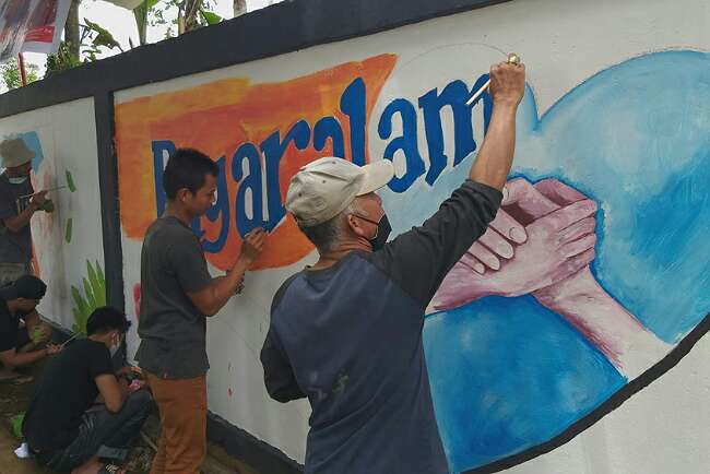 Seniman Mural Pagaralam Pamerkan Karya di Tembok Parkir Vila