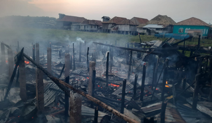 Diduga Kosleting Listrik, Delapan Rumah Warga Pampangan Hangus Terbakar