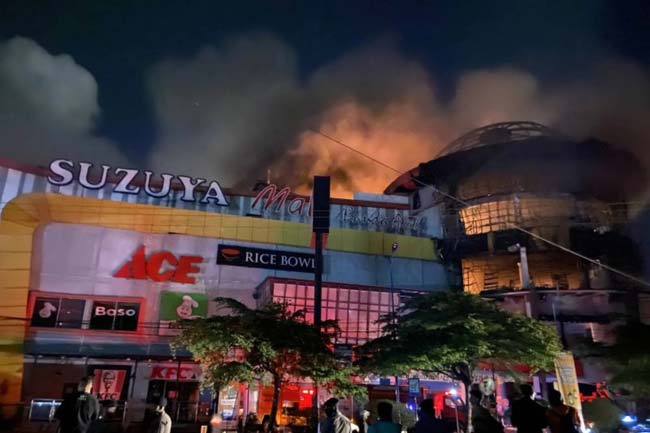 Pusat Perbelanjaan di Aceh Terbakar