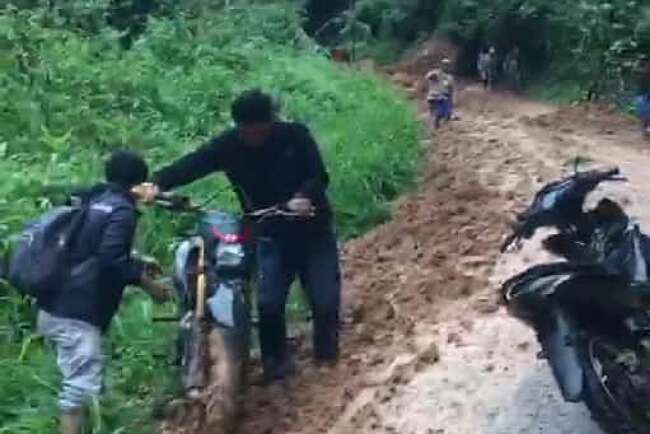 Longsor, Jalan Penghubung Desa Babatan Menuju Semende Darat Laut Putus