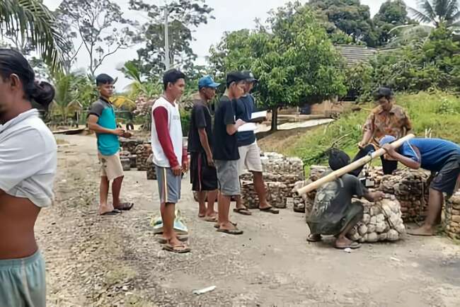 Petani Muratara Resah, Gugur Daun Serang Komoditas Karet