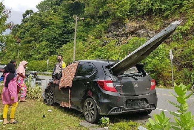 Mobil Tertusuk Seperti Sate, Depan Tembus Belakang